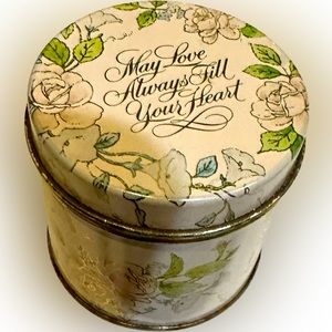 VTG 1980’s AVON SCENTIMENTS CANDLE TIN LOVE FLORAL MEDLEY 2”x2” Pink TRINKETS